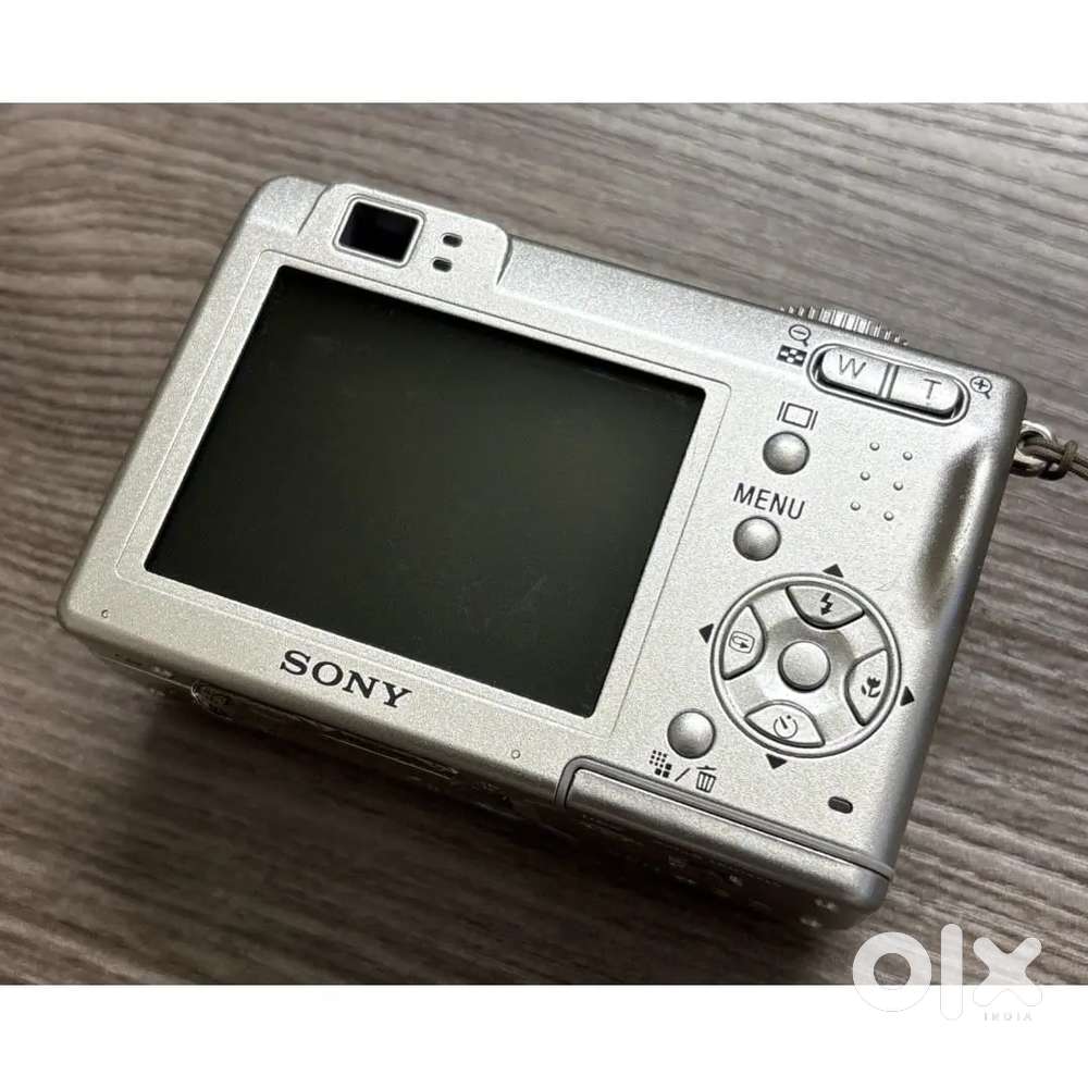 Silver coloured Sony Cyber shot Dsc w7