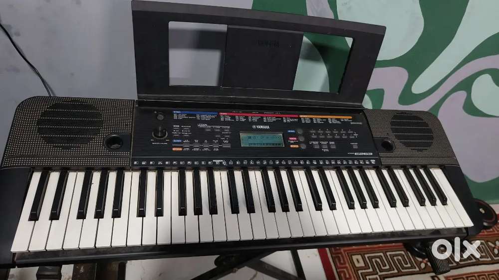 Yamaha PSR-E263 - Excellent condition. Great for recording and playing