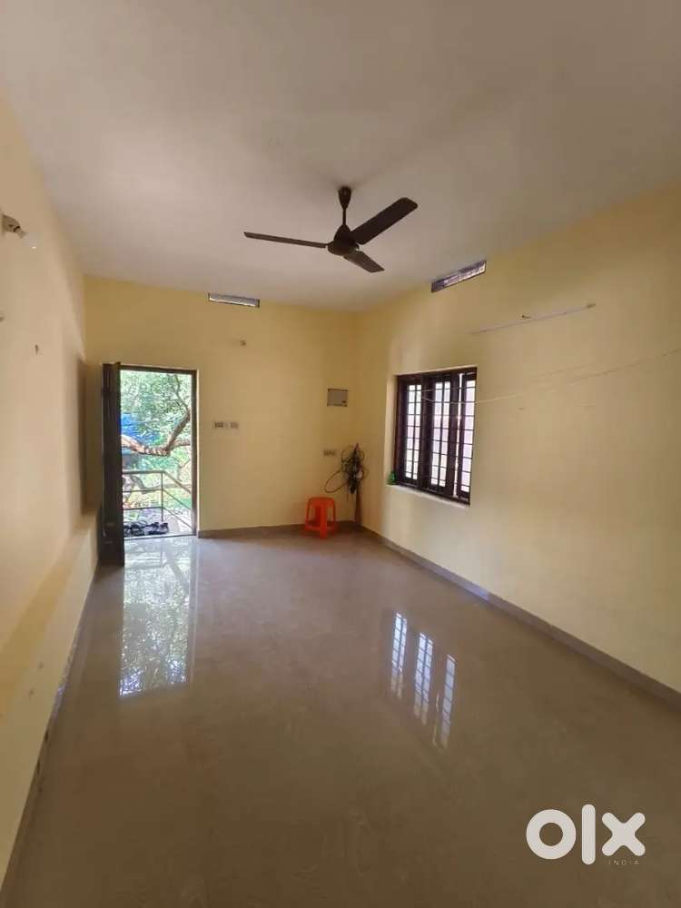 1bhk unfurnished house first floor available for family