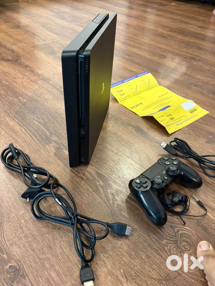 Playstation 4 slim 1 tb in mint condition