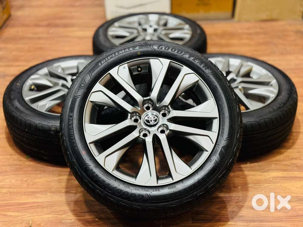 18” toyota innova hycross Zx oem  alloy wheels and goodyear tyres