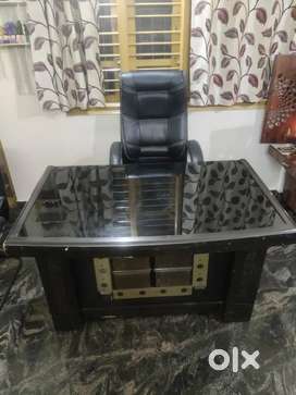 Master table & Rotating chair