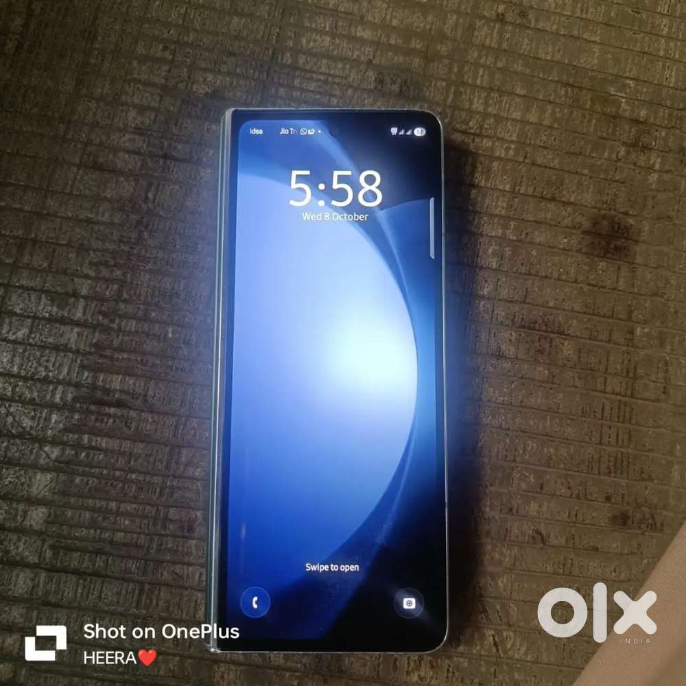 Z fold 5 , 12-256 gb inner display not working all working good