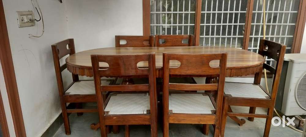 6- seater solid Sheesahm dining table up for grabs