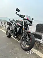 Well Maintained 8600 kms Done. 2021 Street Triple RS