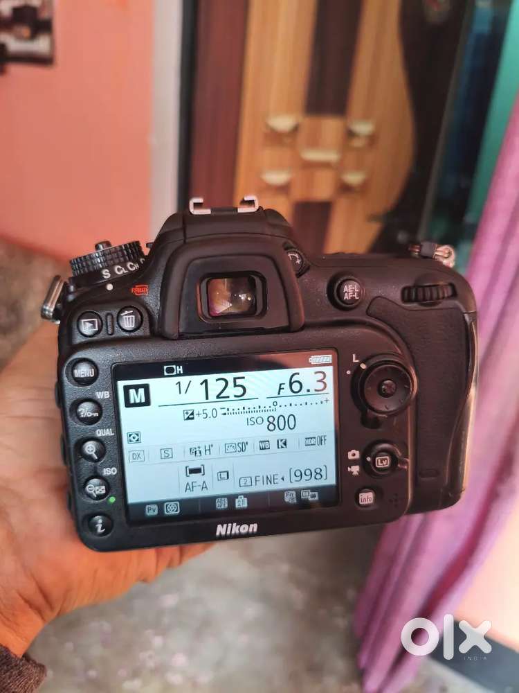Nikon d7200 90k ke  andar shutter ccount hai jisko lena msg karo