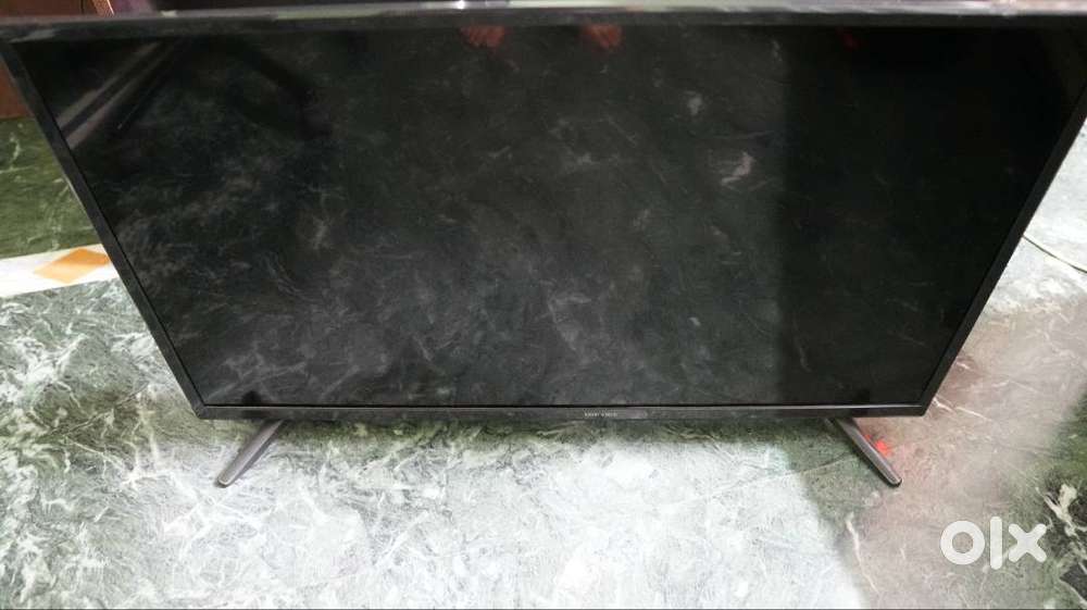 43-Inch 4K Smart TV + Free Wall Mount (Negotiable)