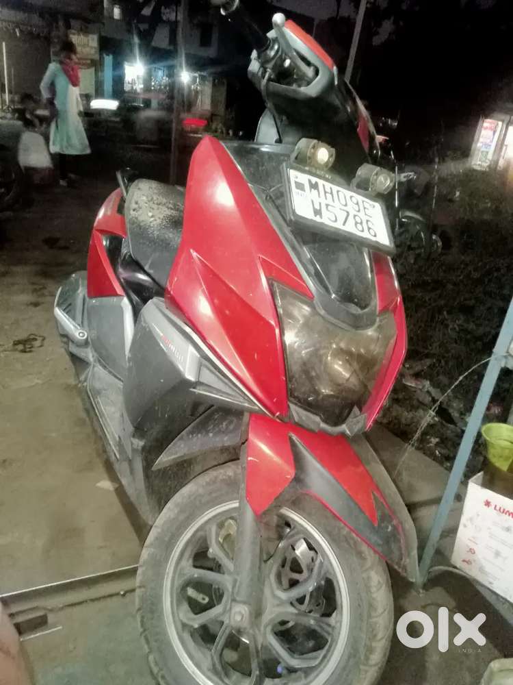 Tvs Ntorq ( 125cc ) scooters red