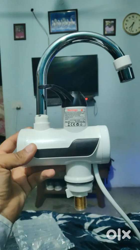 Instant water heating tap