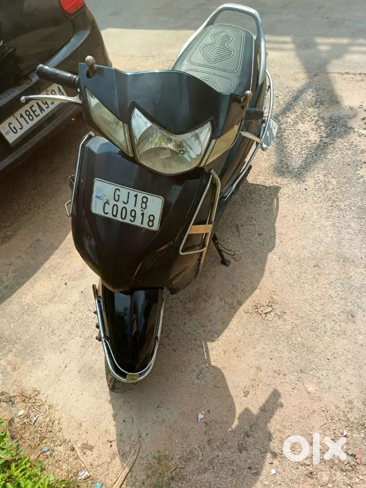 Black activa in excellent condition single hand use and first owner