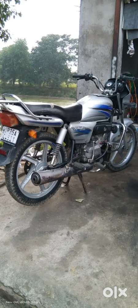 Bike bahut acchi hai mere pass do bike hai Kisi ka kar lena hai