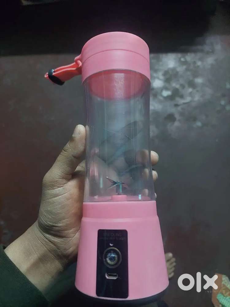 Portable carrying juicer shaker.