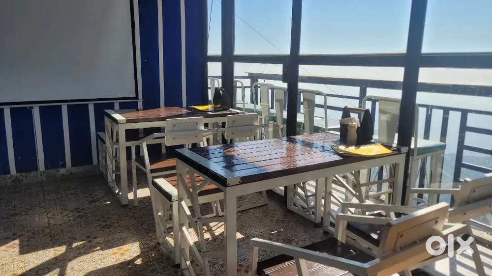 Food service in cafe