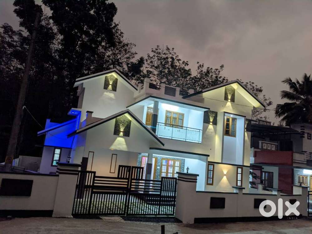 HOUSE FOR SALE @ KURISHUMOOD, CHANGANASSERY