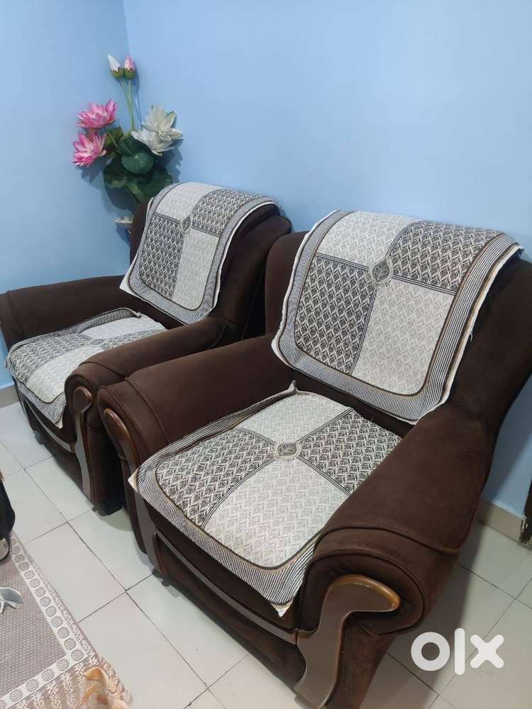 2 Single Seater Sofas in Excellent Condition – Hardly Used