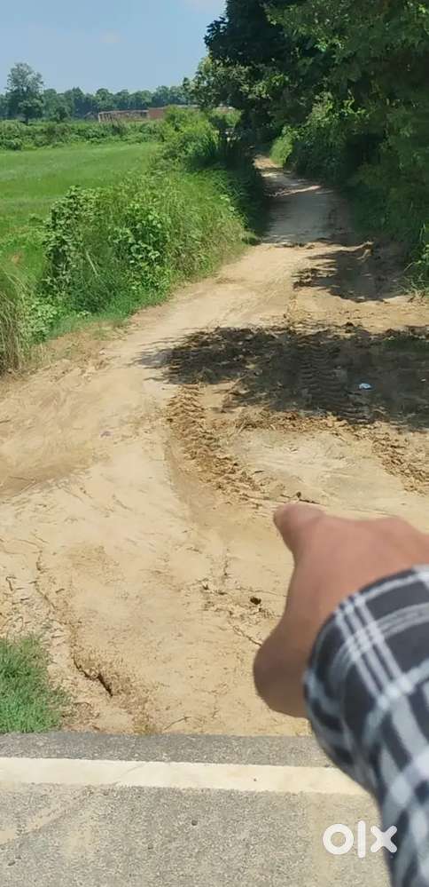 Jamin hai front par petrol pump ke liye ya mahavidyalaya k liye hai