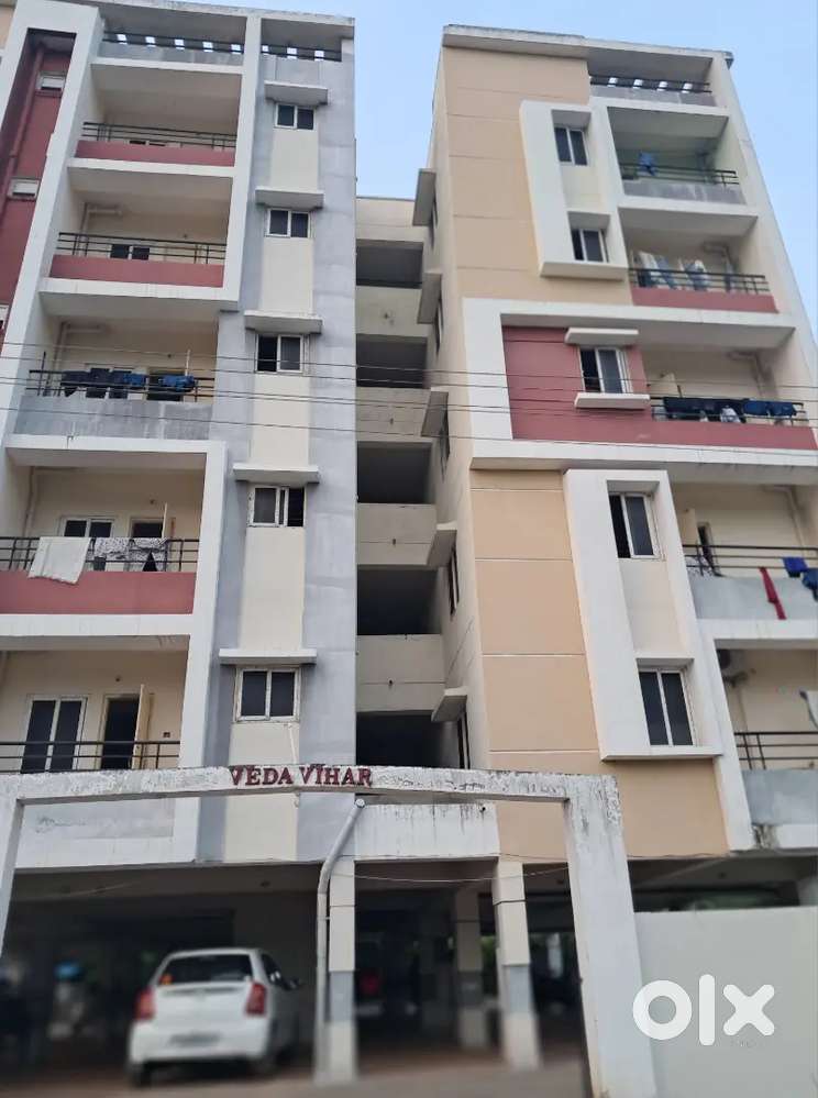 2 BH with good space and amenities, spacious parking, two sides gates