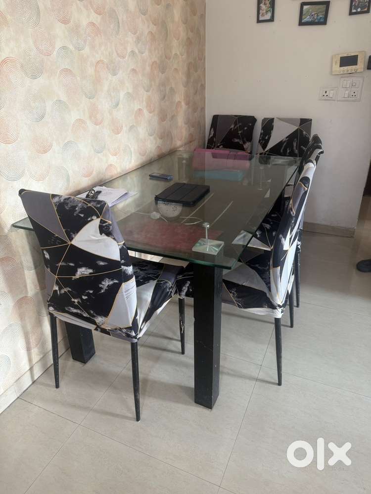 Dining table with 6 chairs in perfect condition and fountain.