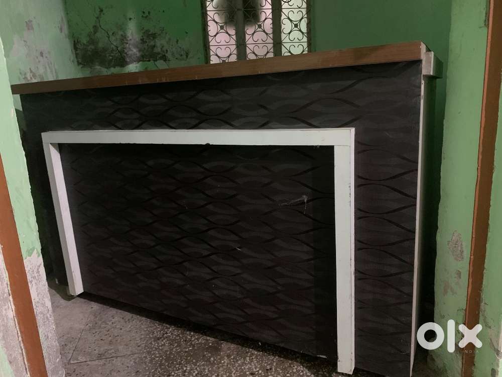 Counter for use in a general store or tailor shop (cutting counter)