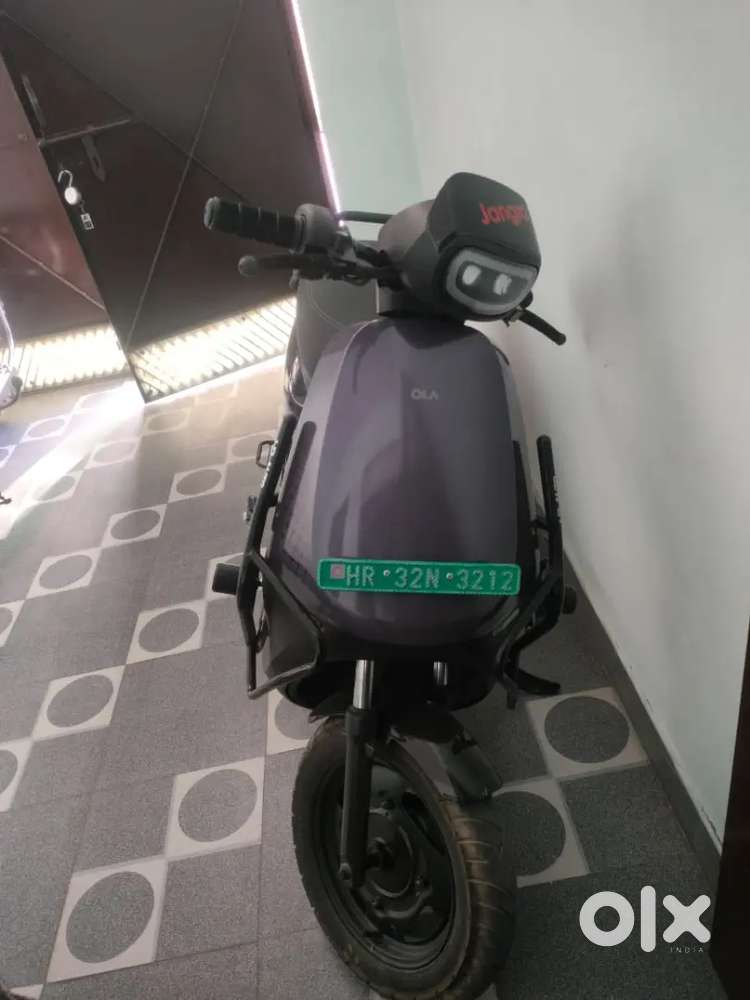 125 किलो मीटर चलती ह एक बार चार्ज करने।पर