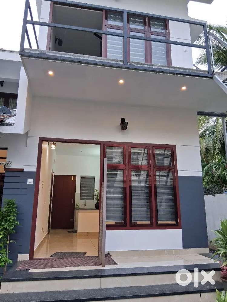 LADIES ONLY! Studio apartment. Walking distance to Lulu & MIMS.