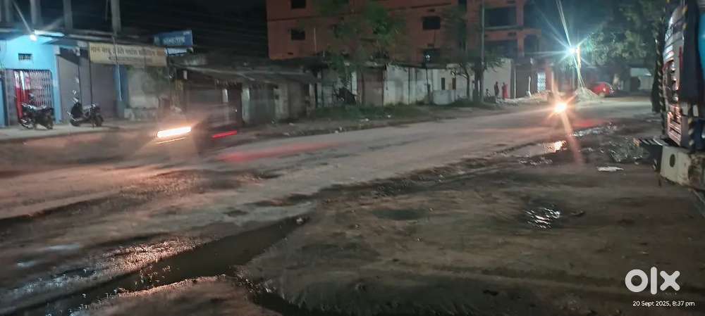 Ground floor mai 2 dukan hai aur 1st floor mai 4 room ka apartment hai