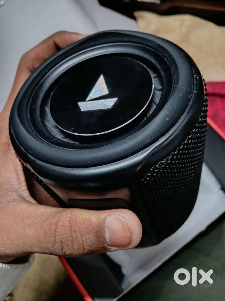 boat stone 358 Bluetooth speaker 10 watt it provides 6hr of playback