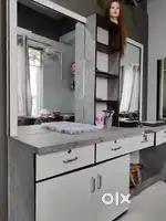Dressing with two mirrors