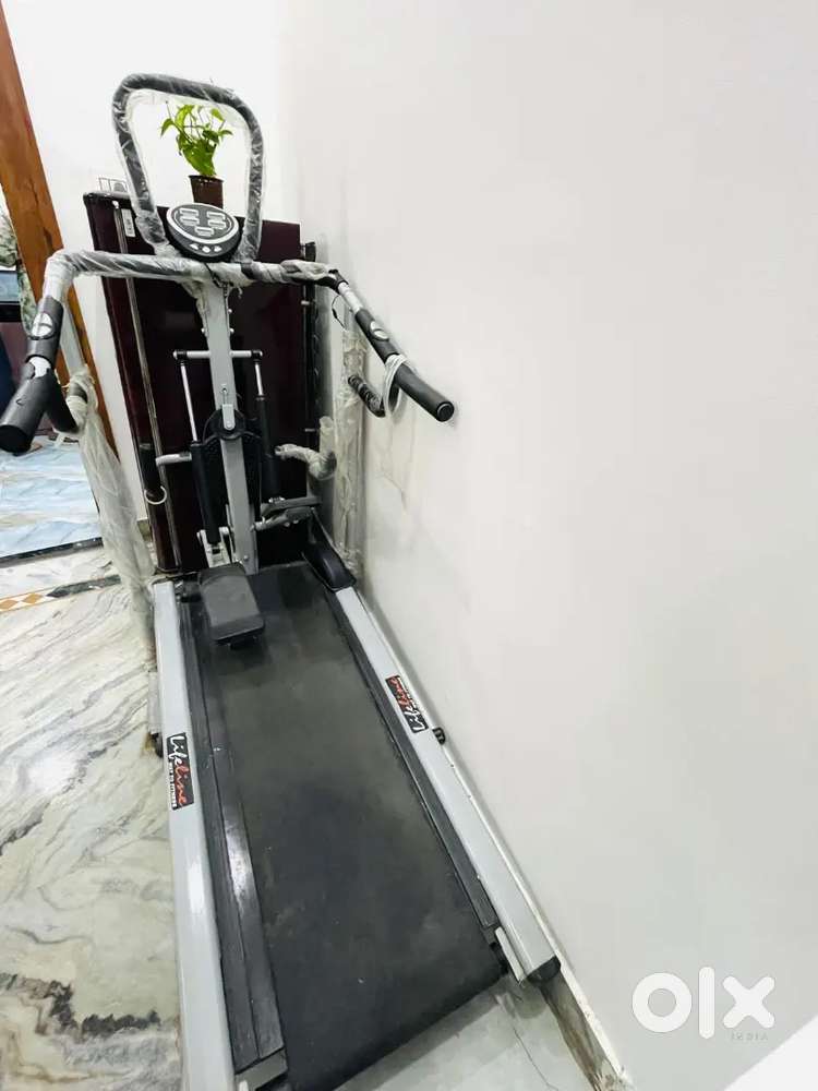 Brand new all in one tredmill only 1 month used(cycling,jogging,circle