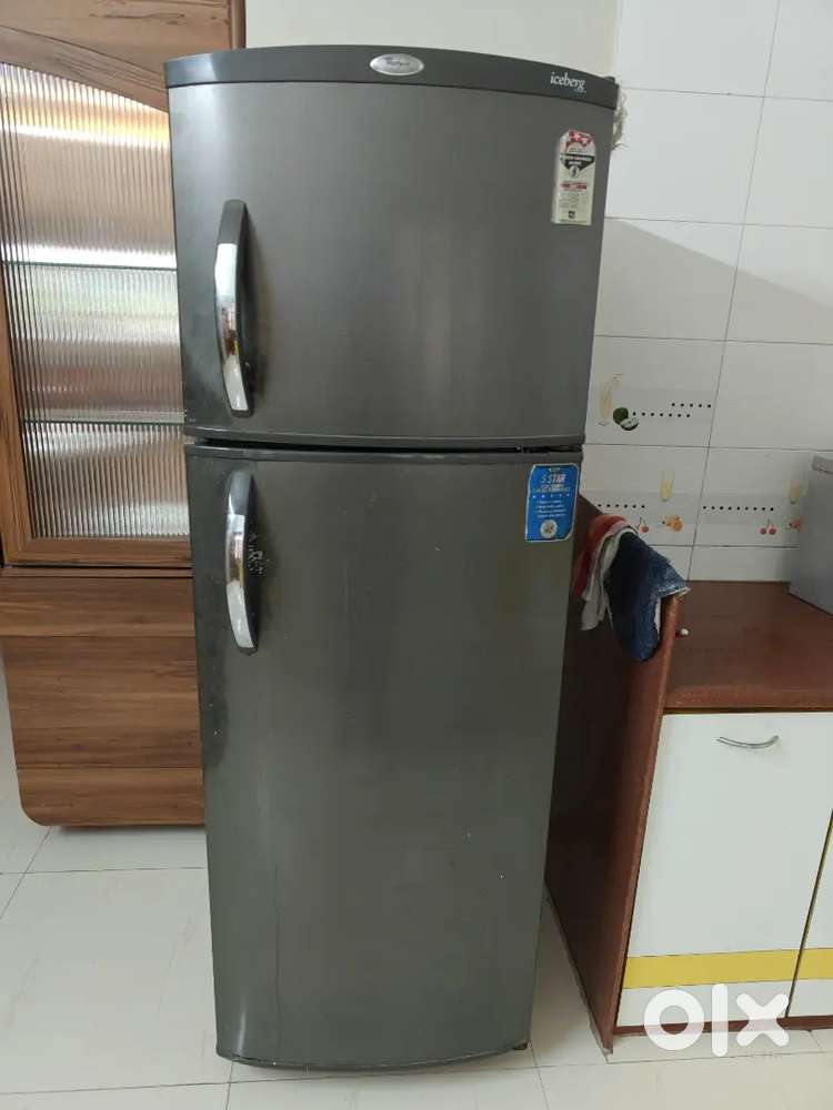Double door refrigerator