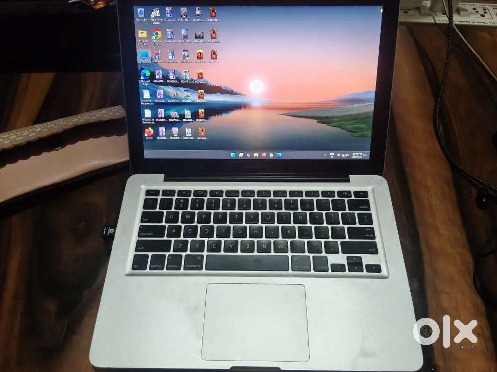 MACBOOK PRO 9.2 WITH WINDOW 11