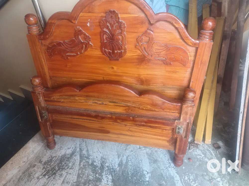 Wooden taku bed