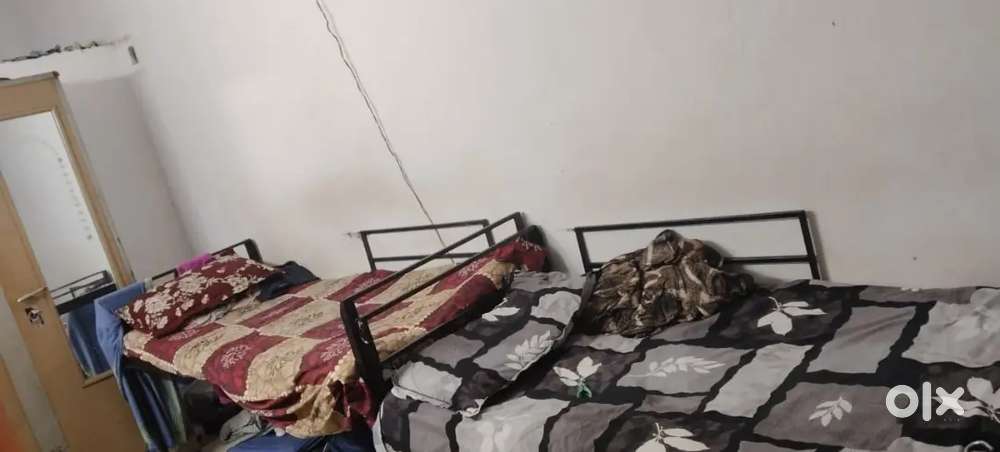 Room aveleble for 2 share for boys