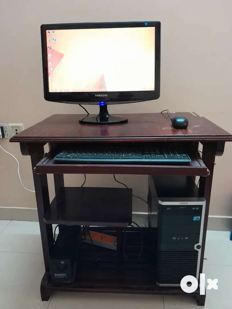 Desk top computer