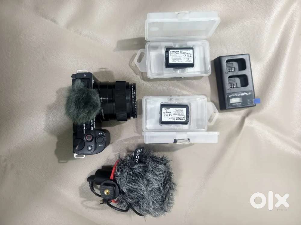 Sony ZV E10 with Sony 35 mm F1.8 Lens and two extra battery & mic