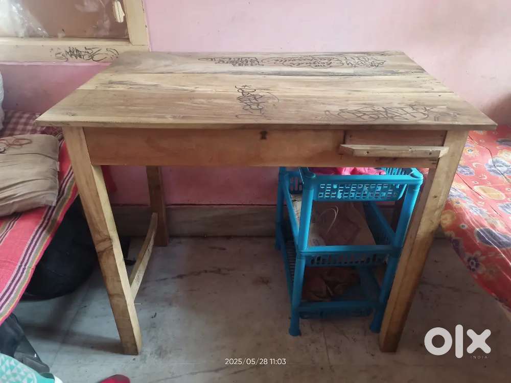 2 tables and 3 baskets