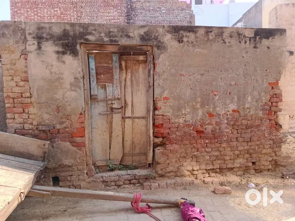 50 gaz ka plot h kanha patti near Hanuman mandir or main market ke pas