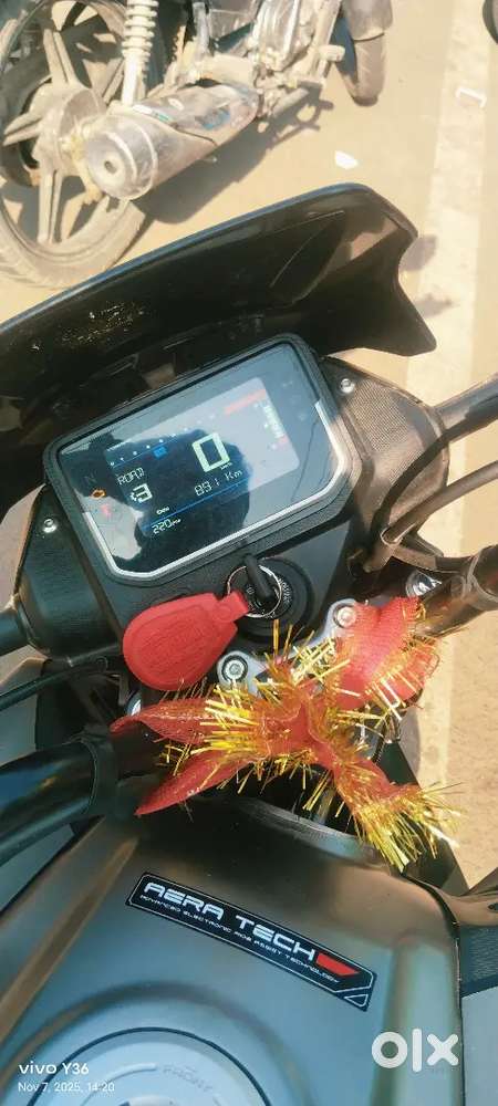 गाड़ी नयि है और कैश पेमेंट में है