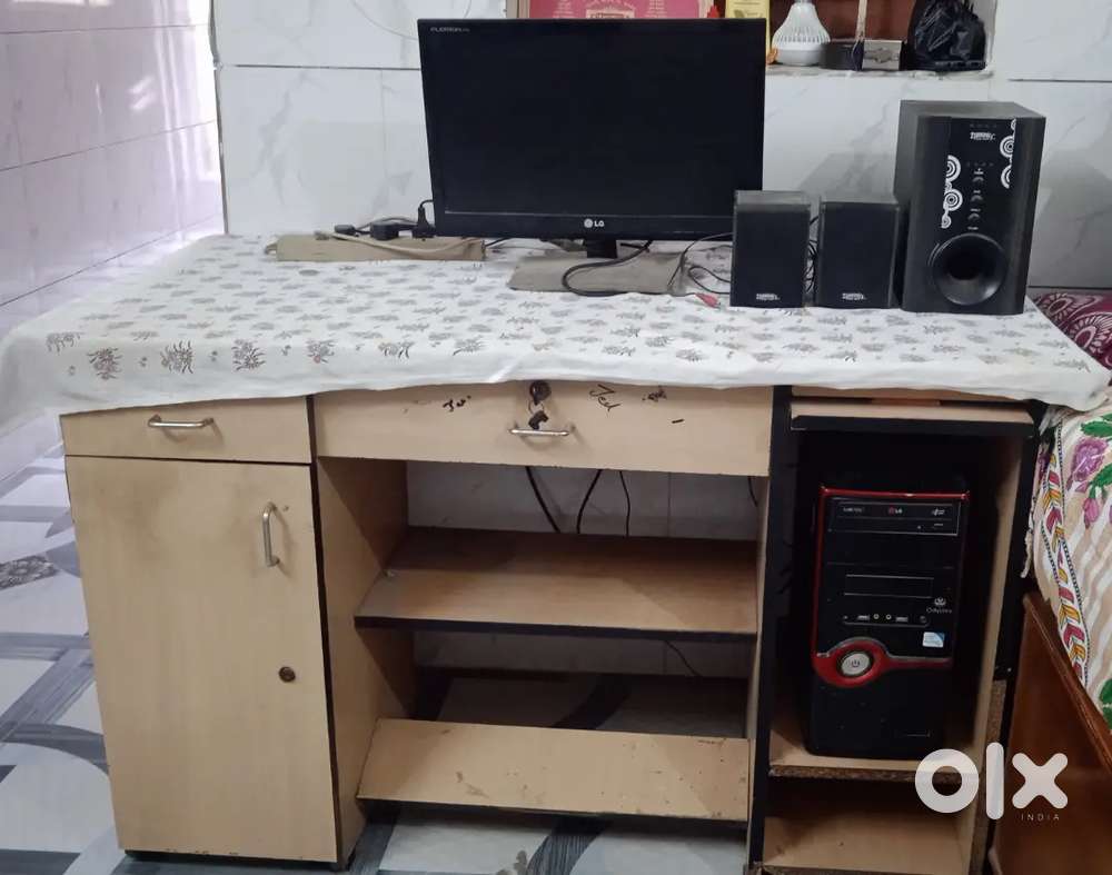 Computer with table Rs 10,000