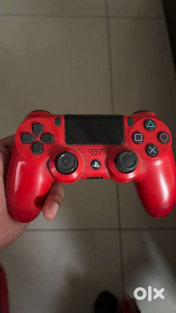 2 PS4 Controllers (Red + Black)