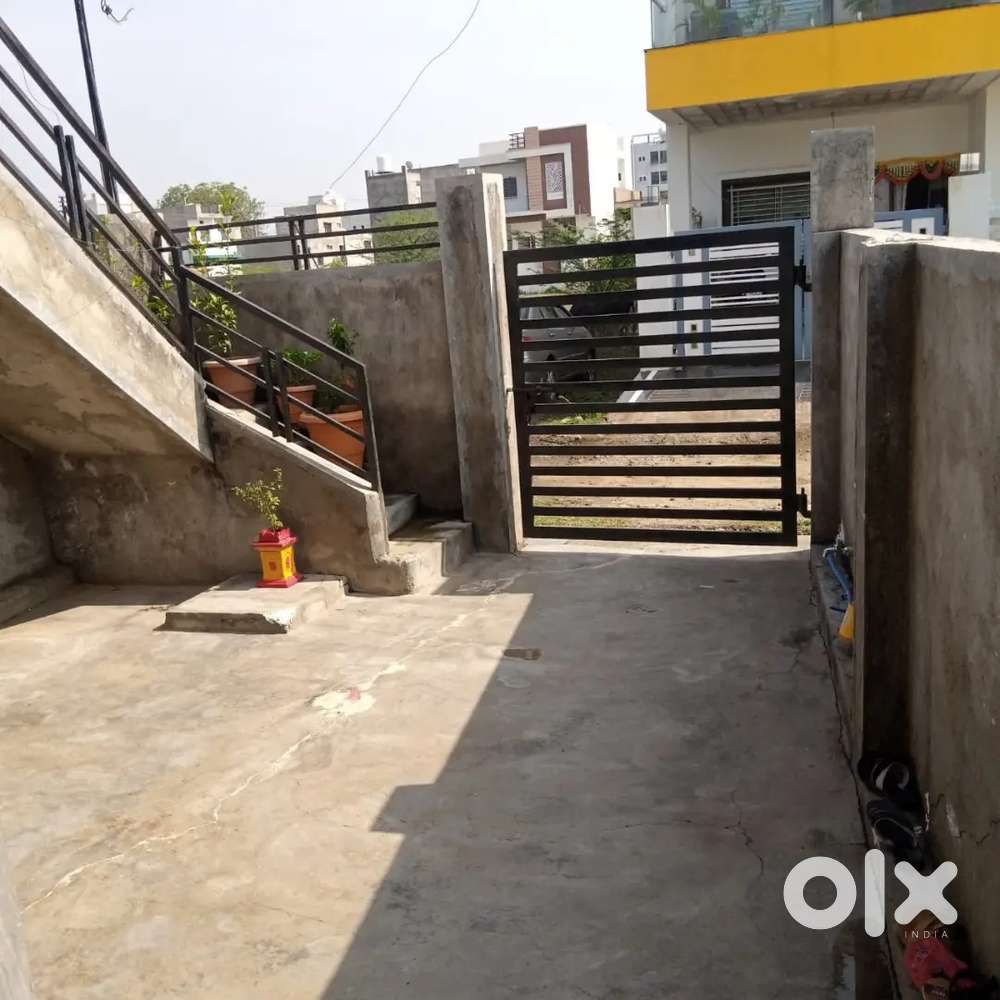 1rk separate house full fesility available aahe.small family allow