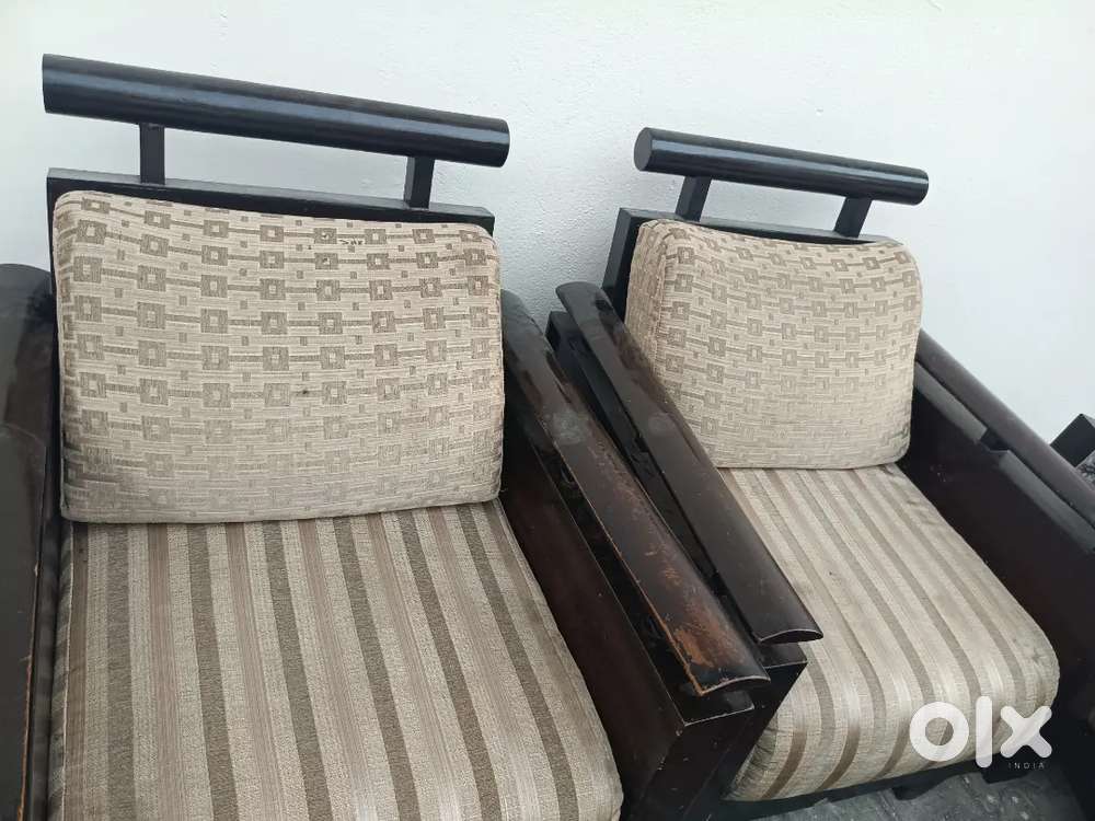 I am selling a sofa black colour single