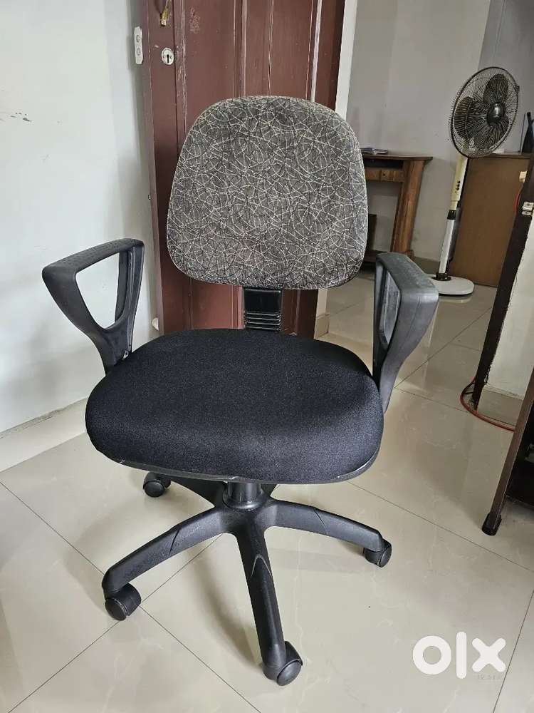 Few months old excellent condition computer chair variety model