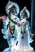 কোলকাতার মধ্যে বা কোলকাতার আসে পাশে কোনো  আশ্রমে পৌরহিত্য করতে চাই ।
