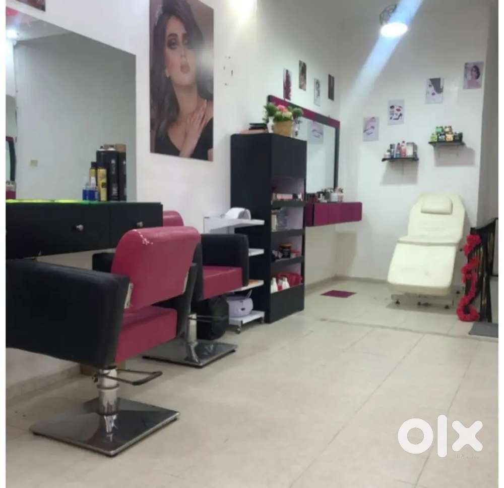 Salon job for girls freshers age 18 - 25  free pg & food facilities