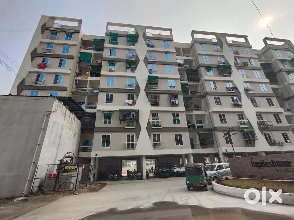 A semi furnished shop with a counter with 1 washroom.