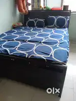 Queen size bed 5*6 ( 4months old )