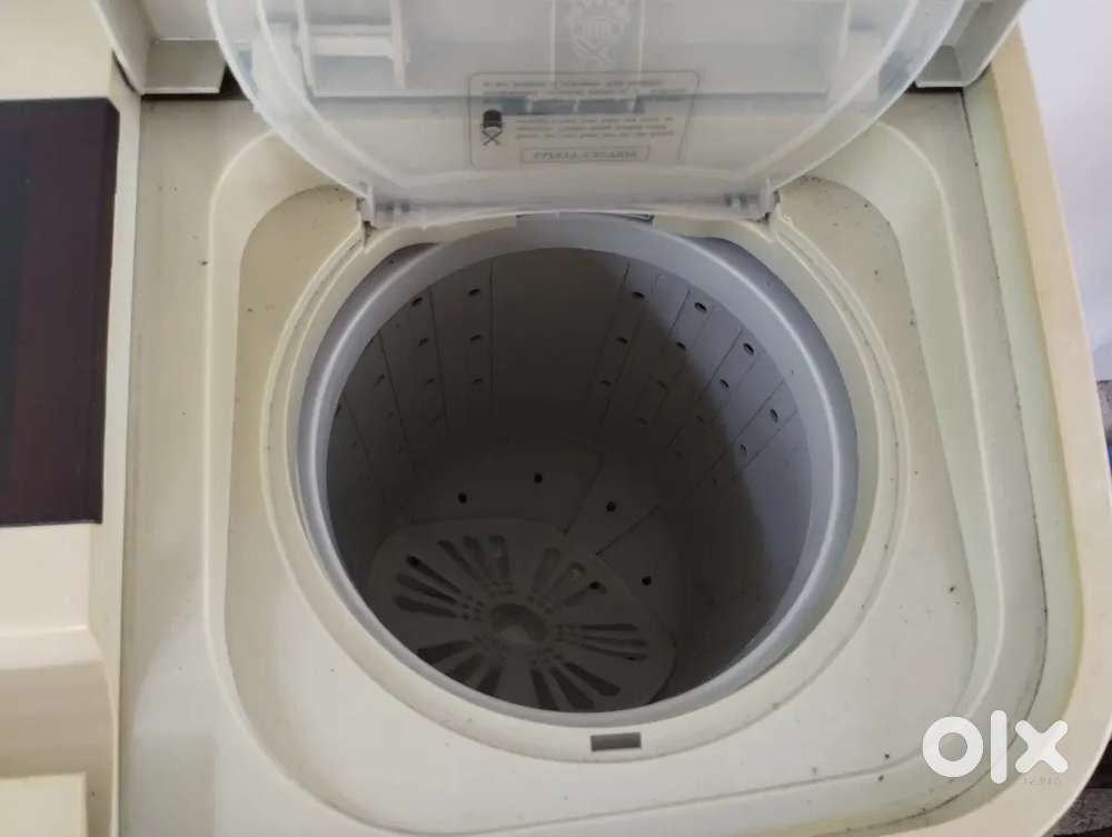 Whirlpool semi automatic washing machine