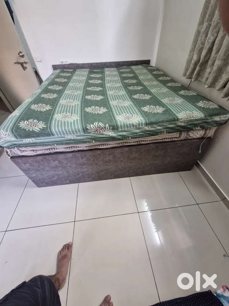 77x72 ની સાઈઝનું નવા જેવુ ડનલોપ નું ગાદલુ તથા કોટન ગાદલાનુ કવર સાથે.