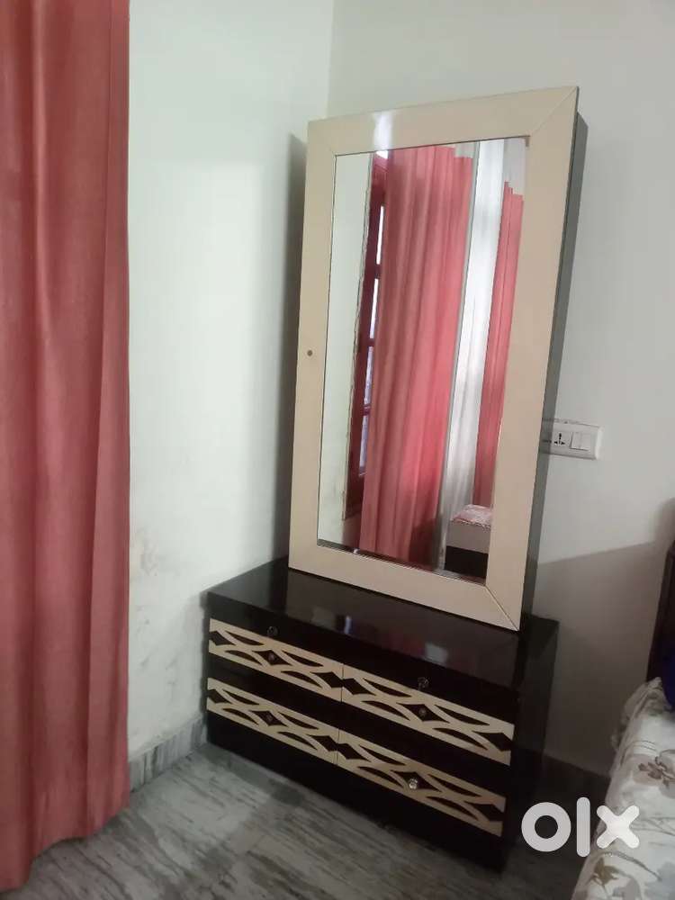 2 set dressing table with cupboard
